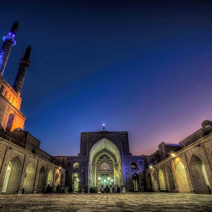 una moschea fotografata durante l'ora blu